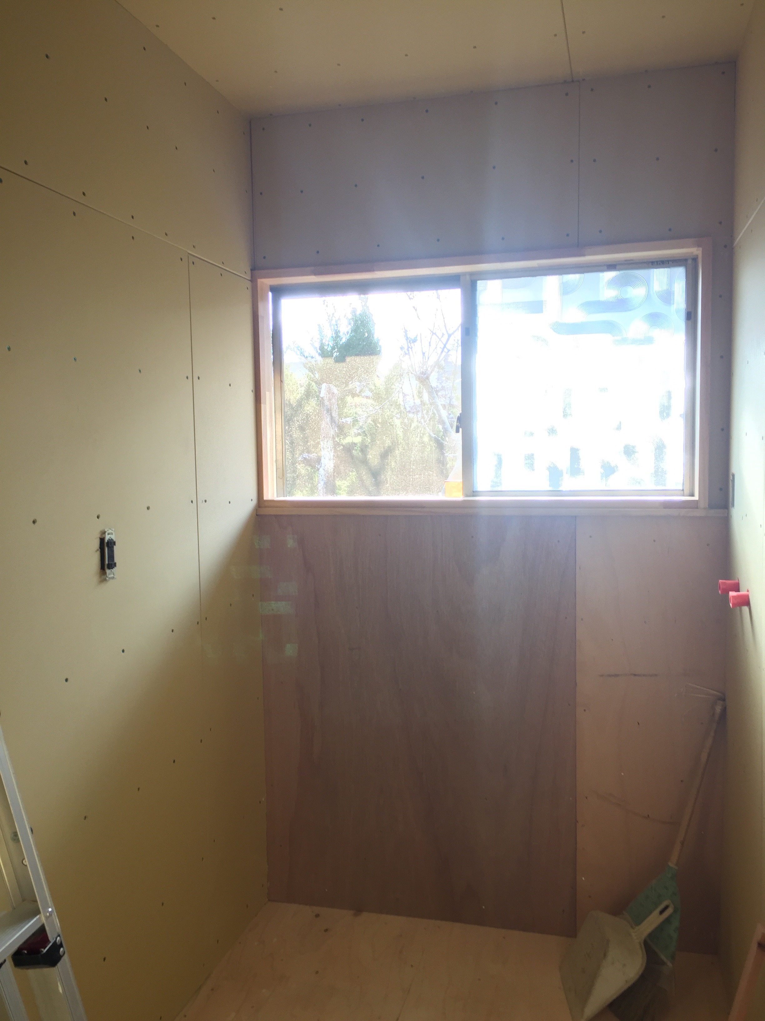 西条市 脱衣所リフォーム 施工中 窓