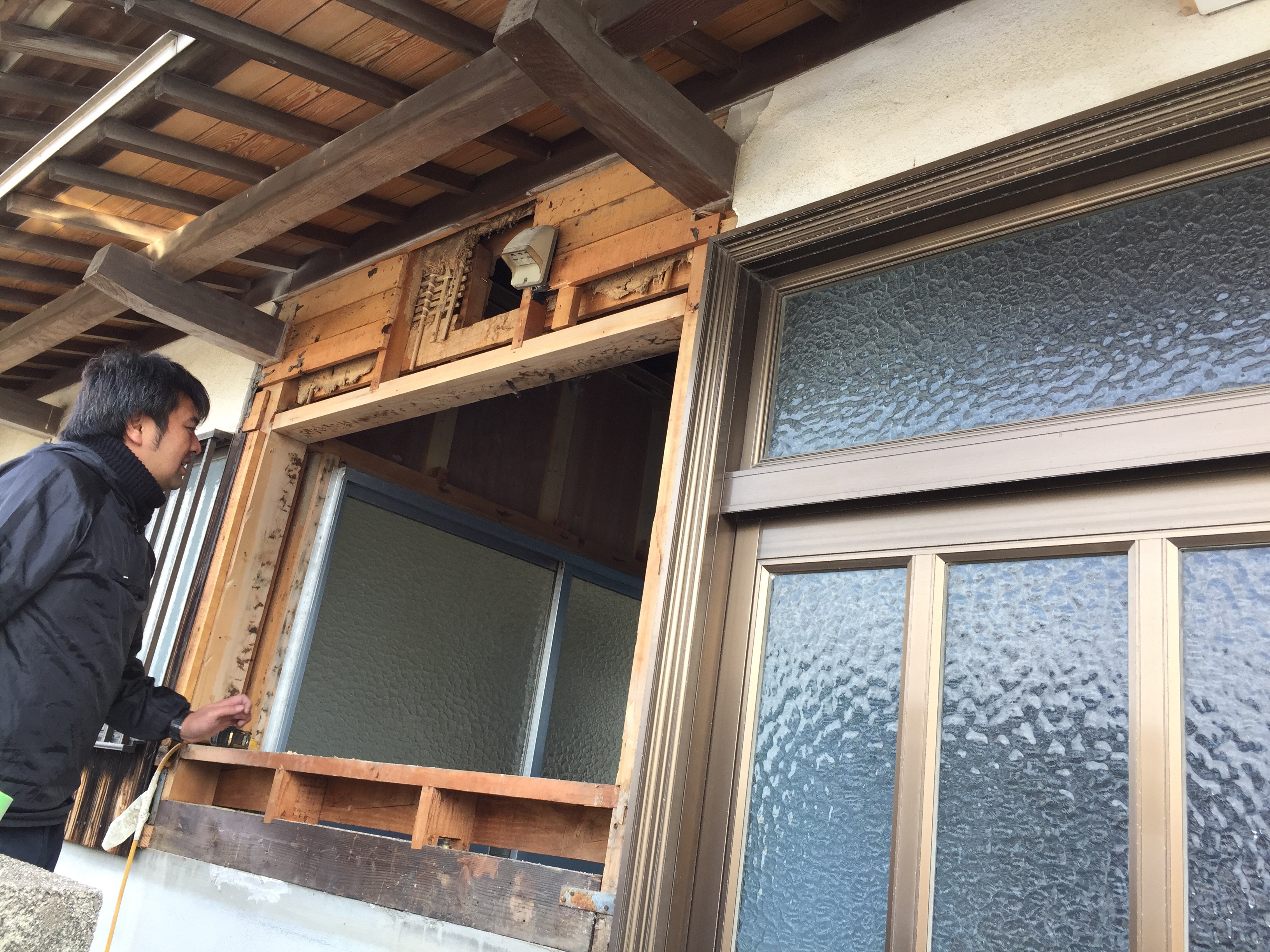 西条市　タイル貼り浴室からユニットバスへリフォーム　施工中　窓