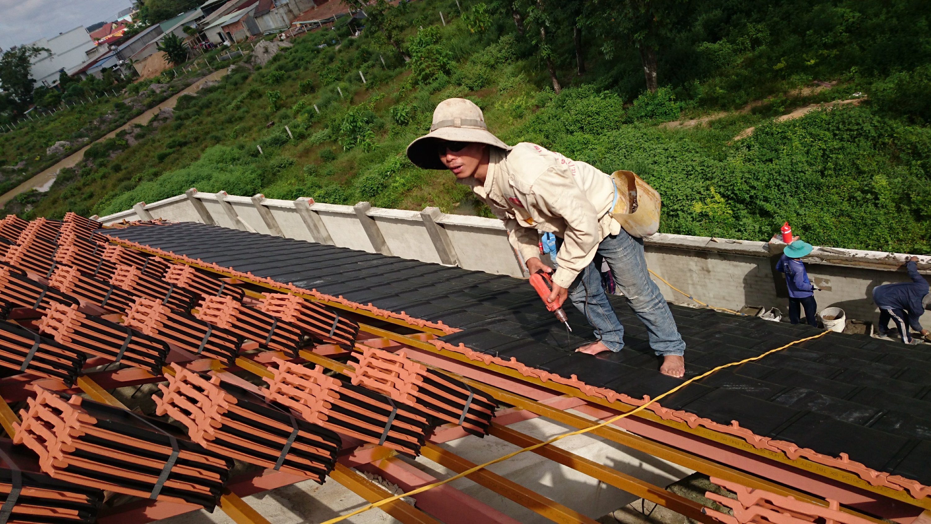 ベトナムで 急勾配地葺き 株式会社 住宅アシストｆａｓｅ